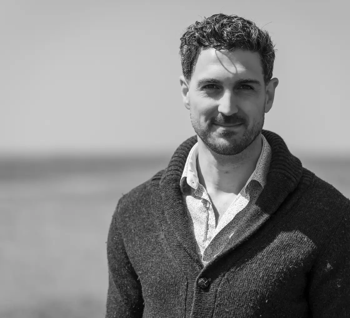 Portrait en noir et blanc de Romain Sol face à la mer