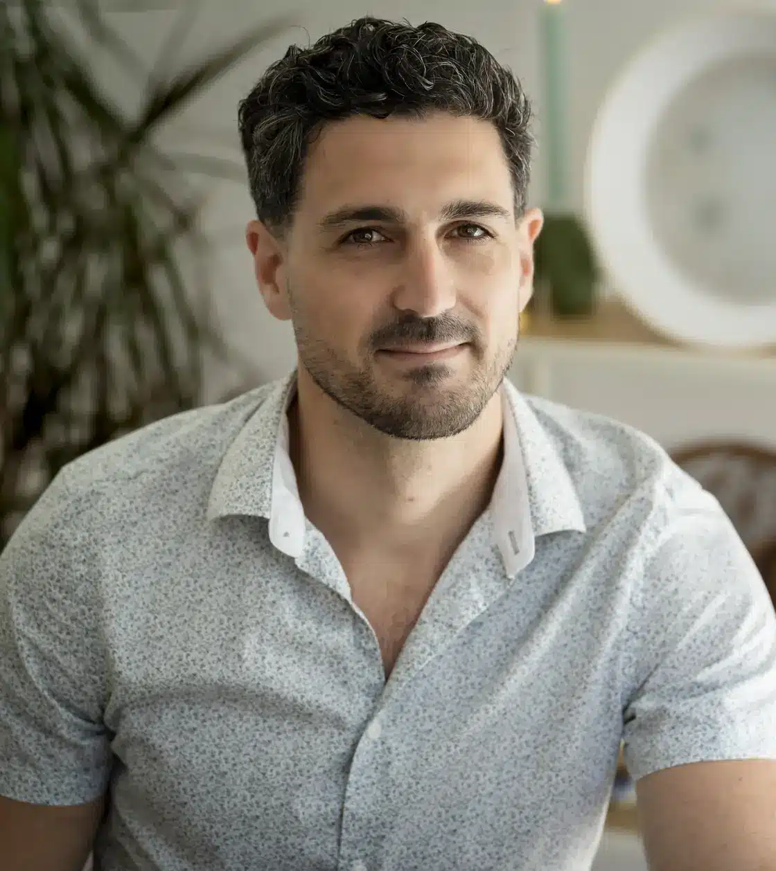 Romain Sol, magnétiseur à Bouaye, dans son cabinet