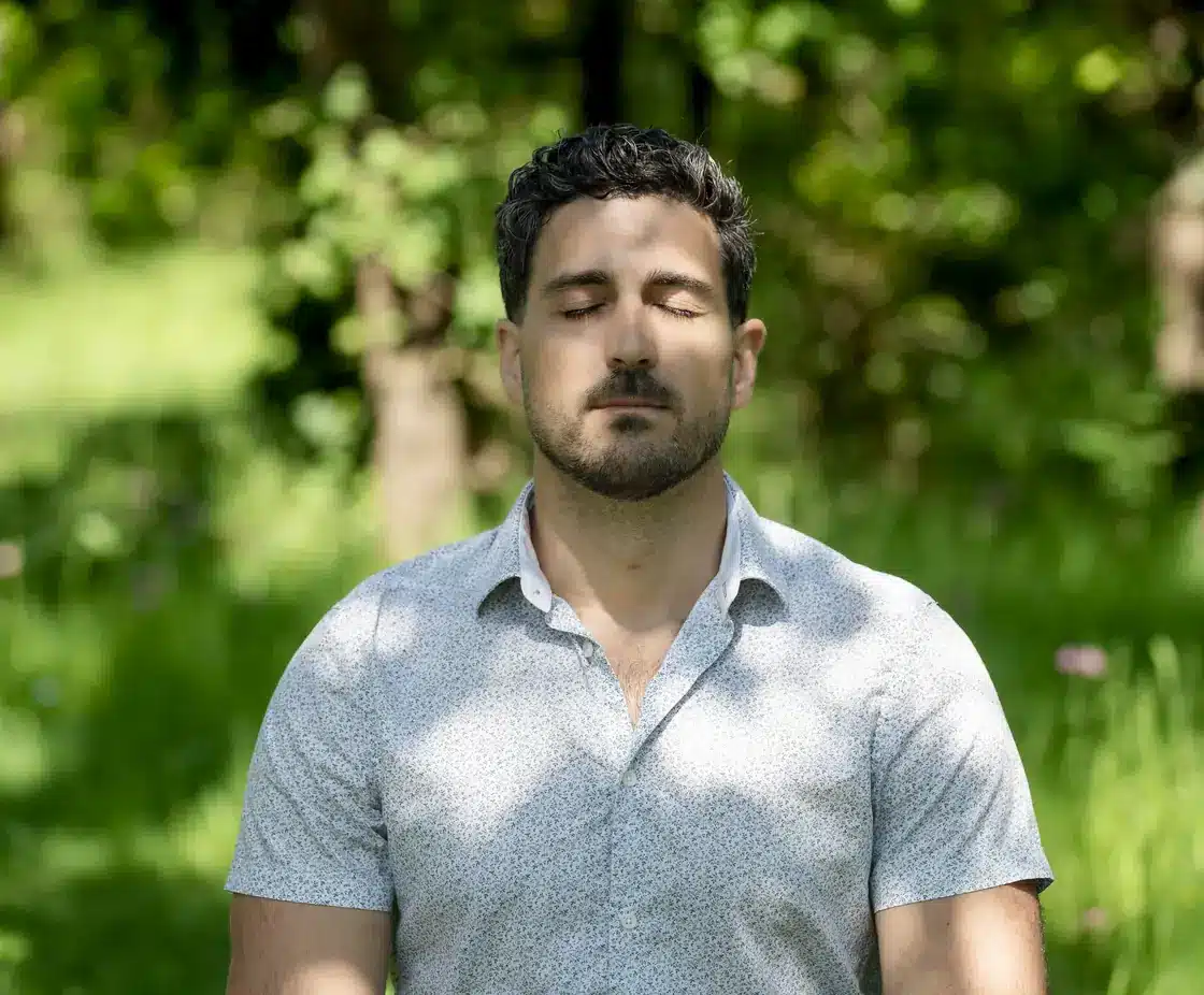 Romain Sol les yeux fermés dans la nature